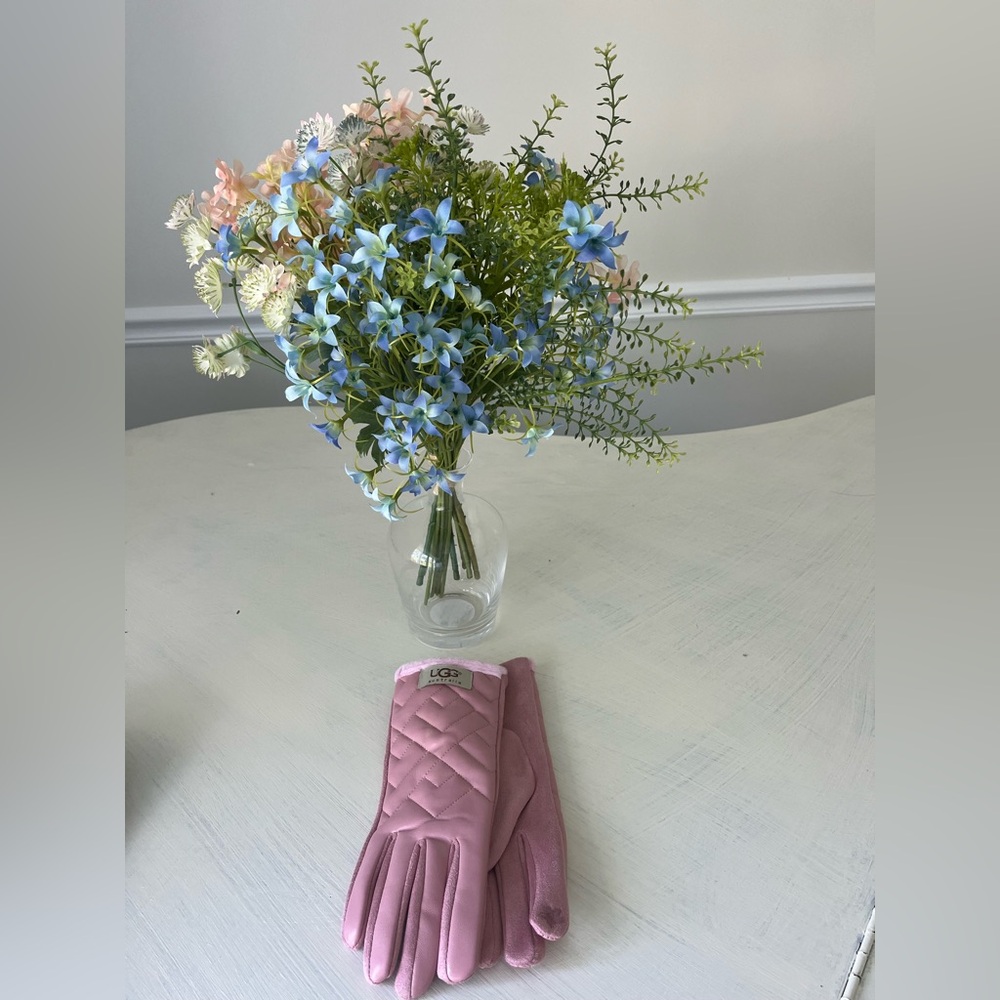 UGG Light Pink Quilted Gloves
